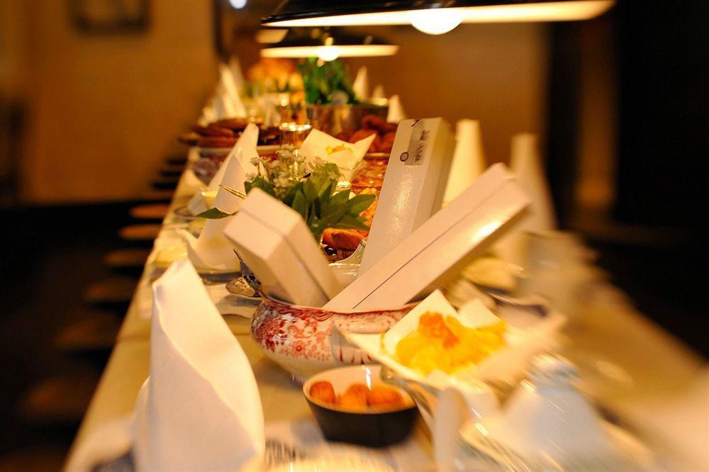 Landa Hotel Burgos Luaran gambar A buffet at a hotel