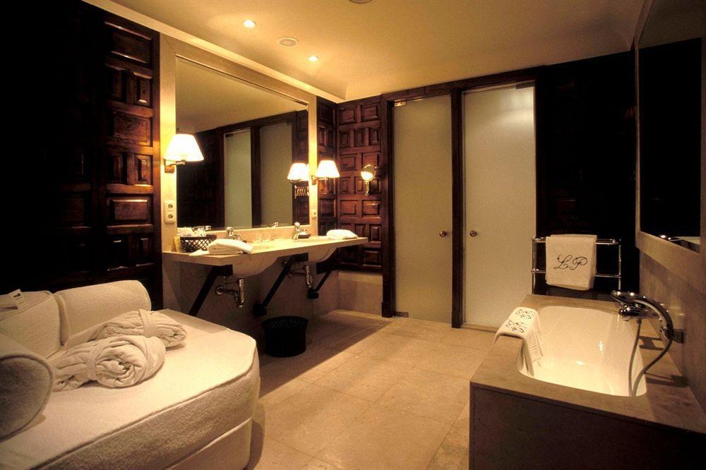 Landa Hotel Burgos Bilik gambar A bathroom at the Mandarin Oriental, Bangkok