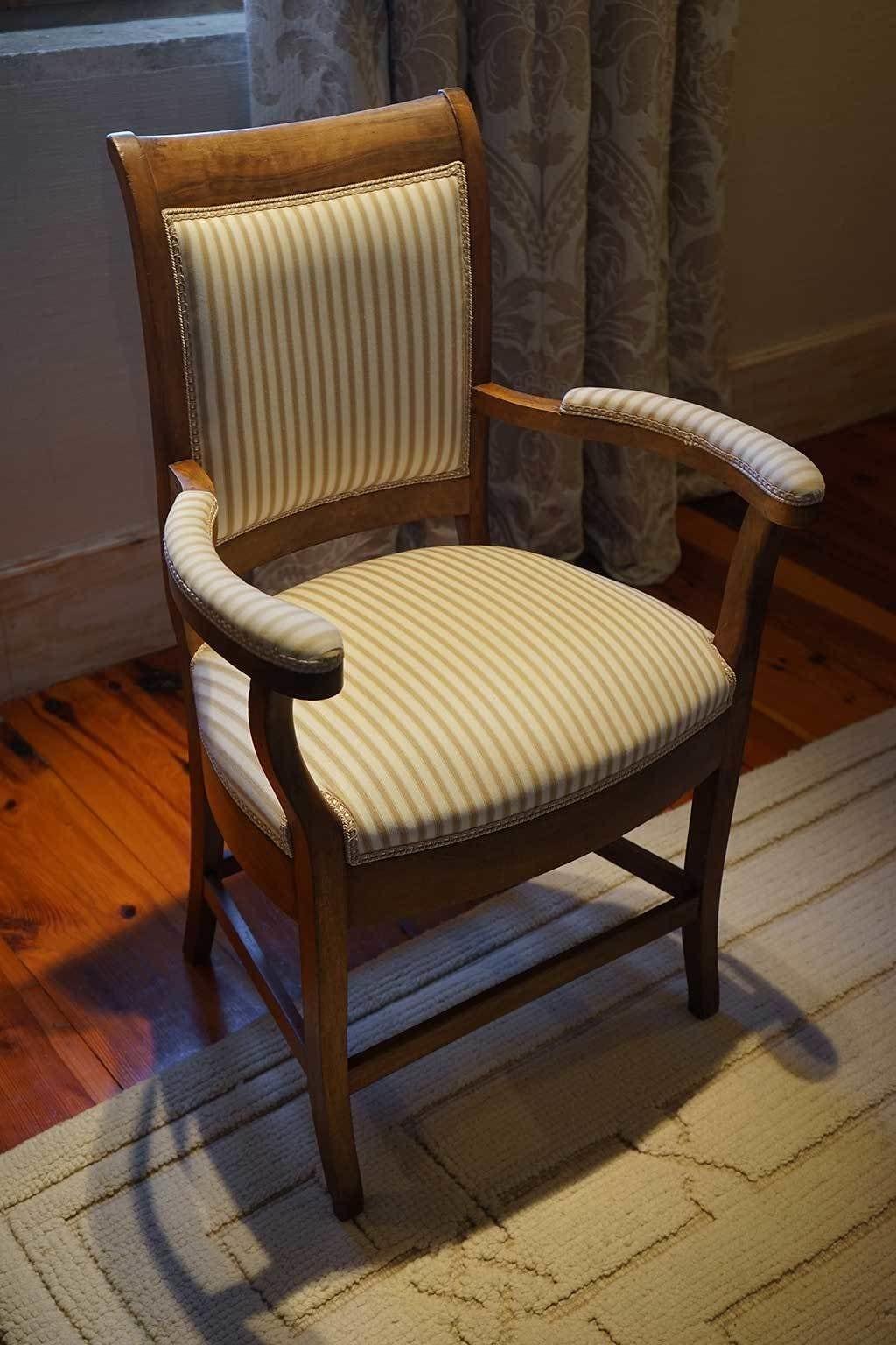 Landa Hotel Burgos Luaran gambar A chair with a striped seat