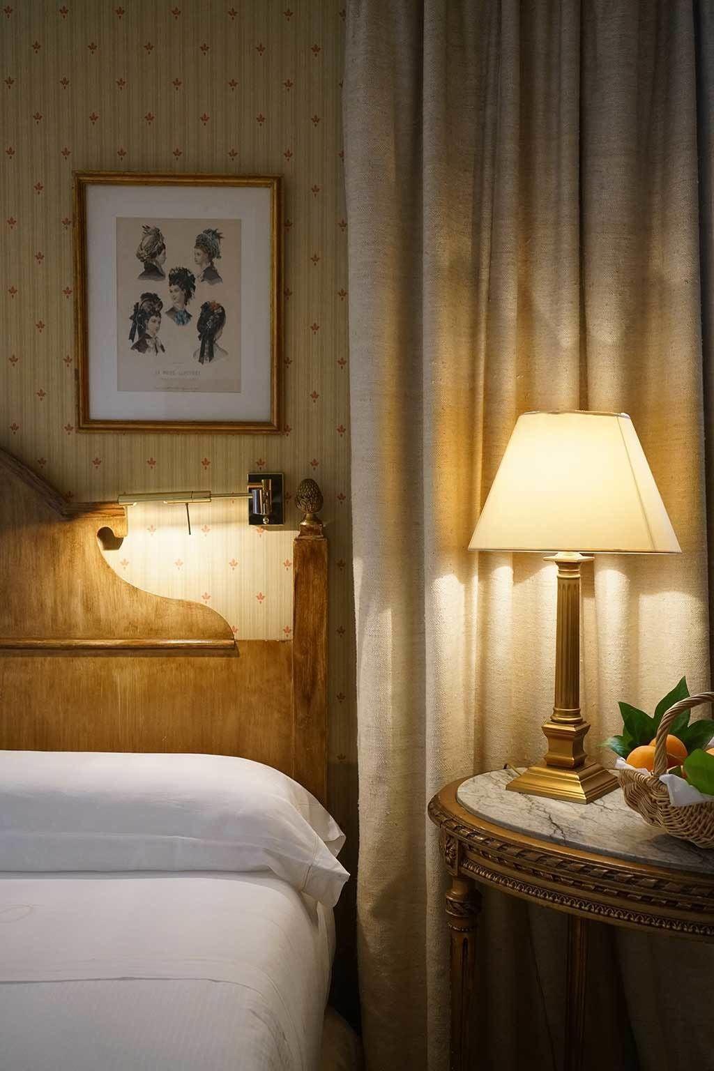 Landa Hotel Burgos Luaran gambar A table lamp
