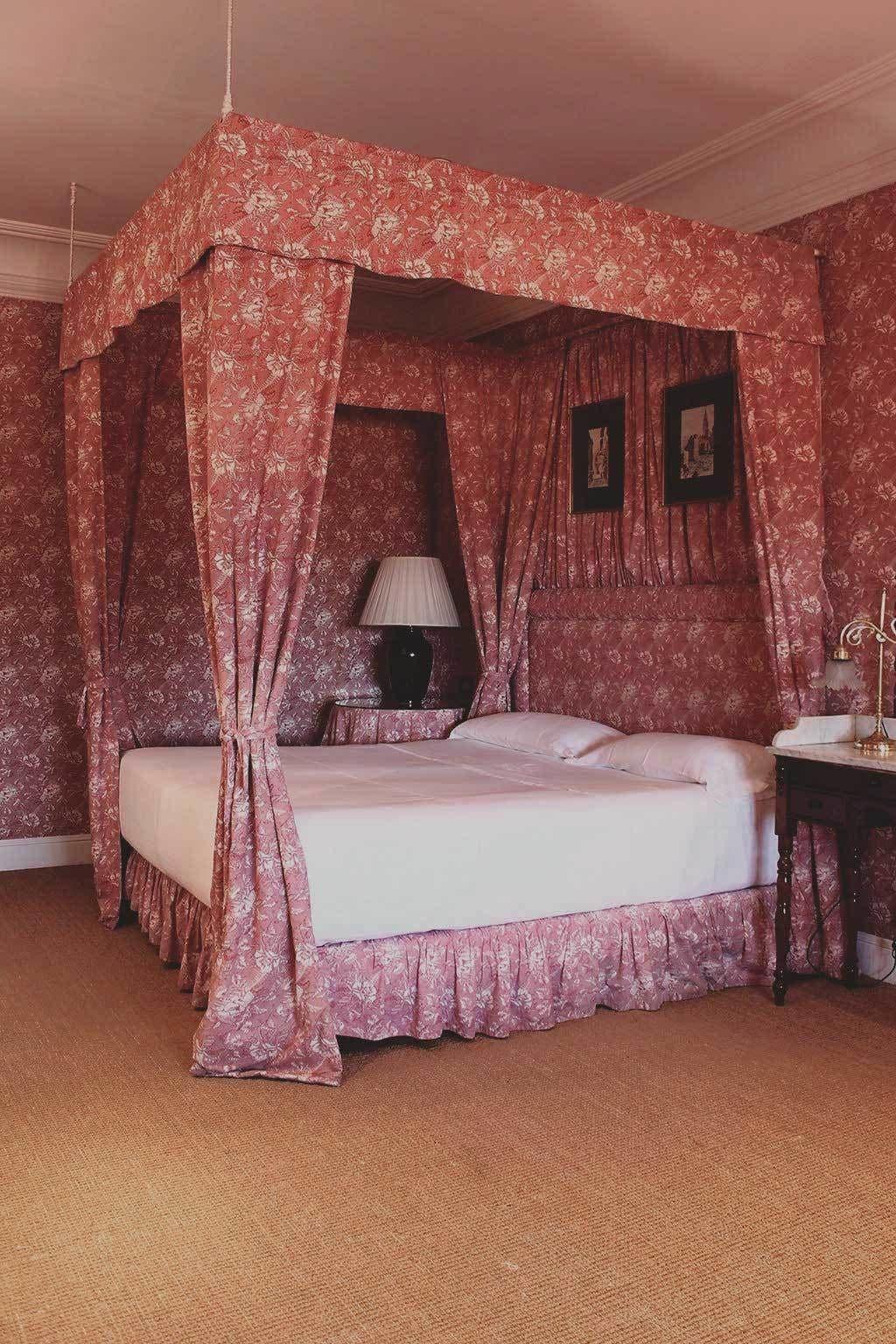 Landa Hotel Burgos Luaran gambar A bed with a bed skirt
