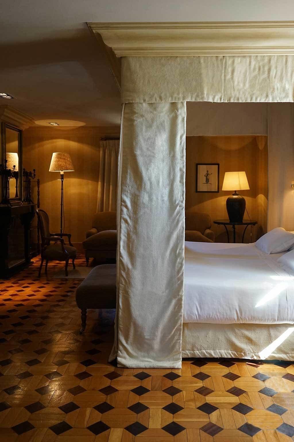 Landa Hotel Burgos Luaran gambar A room at the Hotel de Crillon