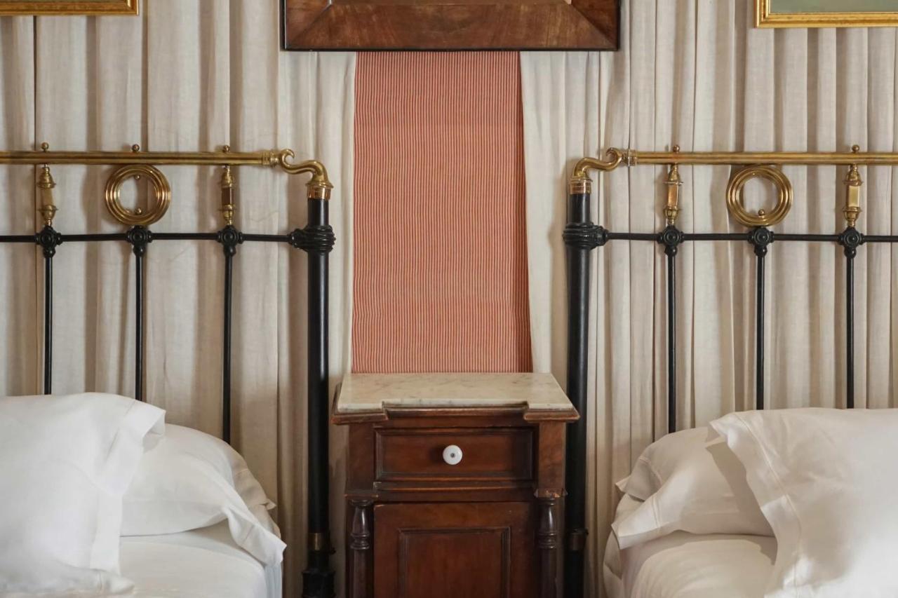 Landa Hotel Burgos Luaran gambar A nightstand