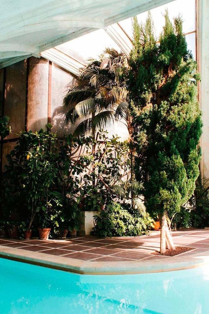 Landa Hotel Burgos Luaran gambar The sculpture in 2018