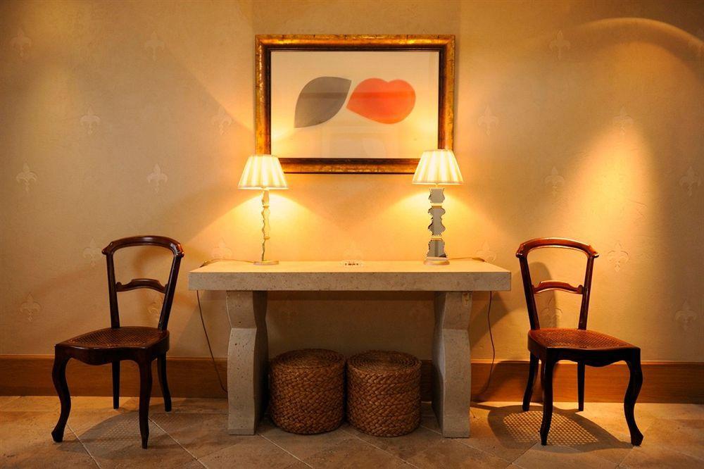 Landa Hotel Burgos Luaran gambar A table and chairs