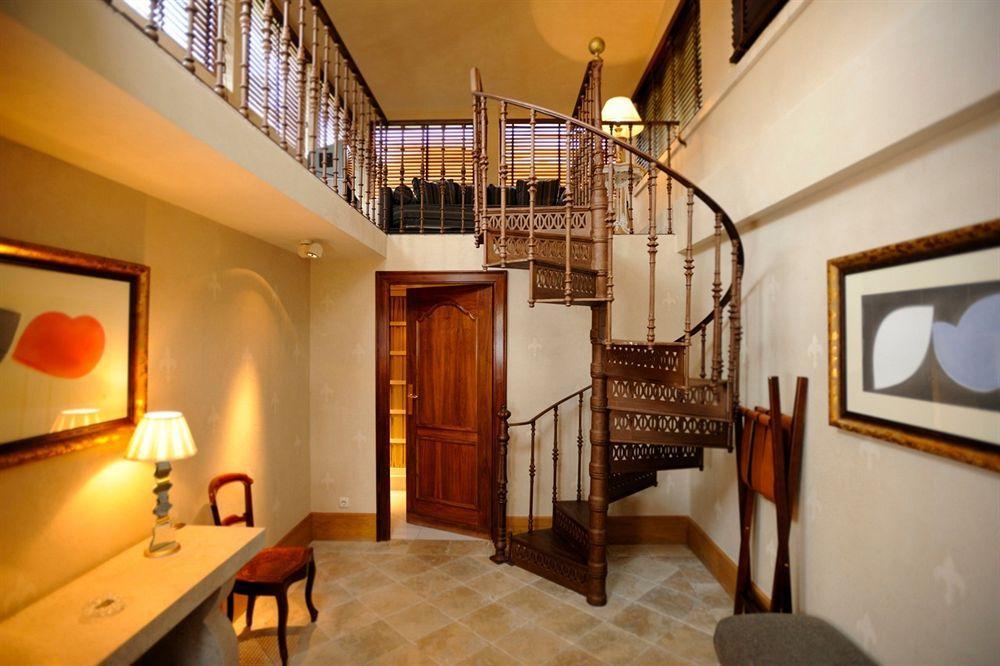 Landa Hotel Burgos Luaran gambar The spiral staircase