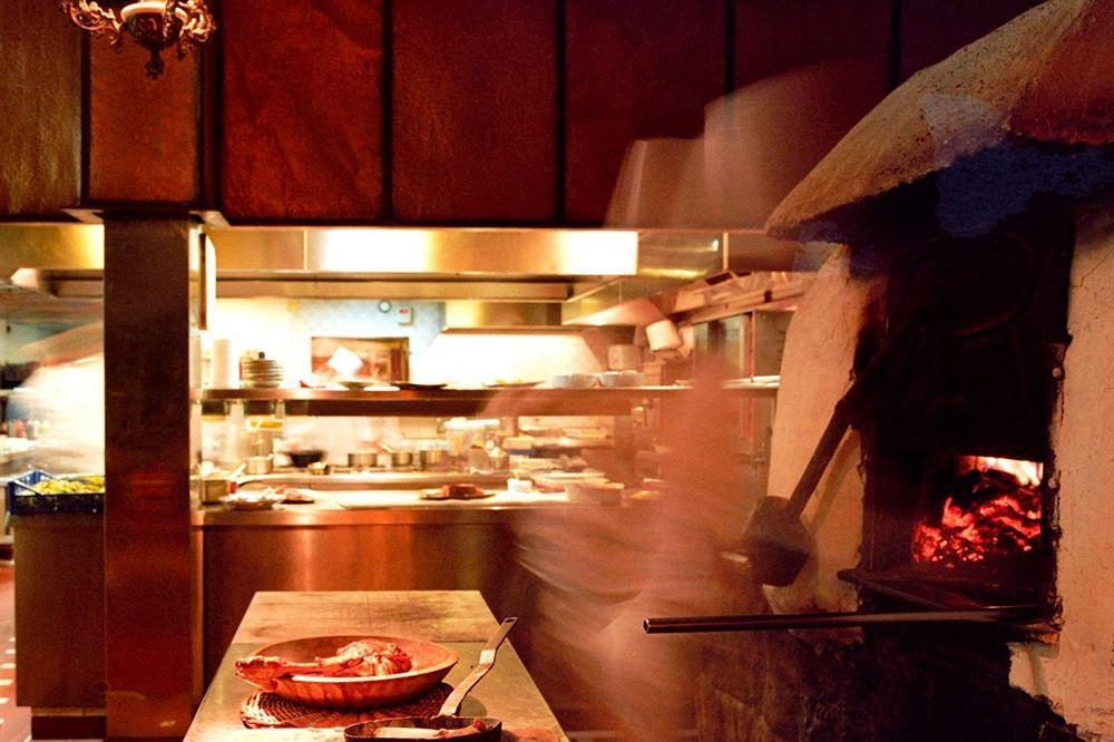 Landa Hotel Burgos Luaran gambar The open kitchen at the restaurant