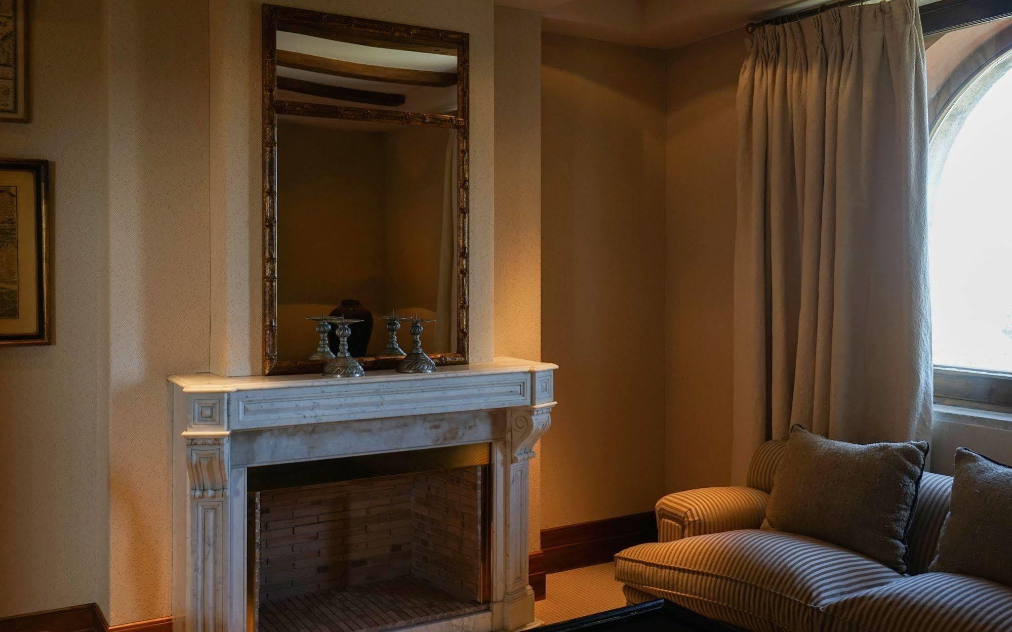 Landa Hotel Burgos Luaran gambar A fireplace in a hotel room